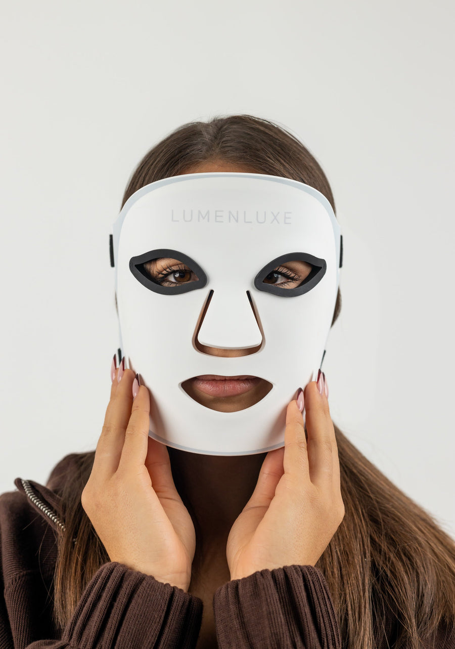Mýty o LED maskách – žena s LumenLuxe LED maskou