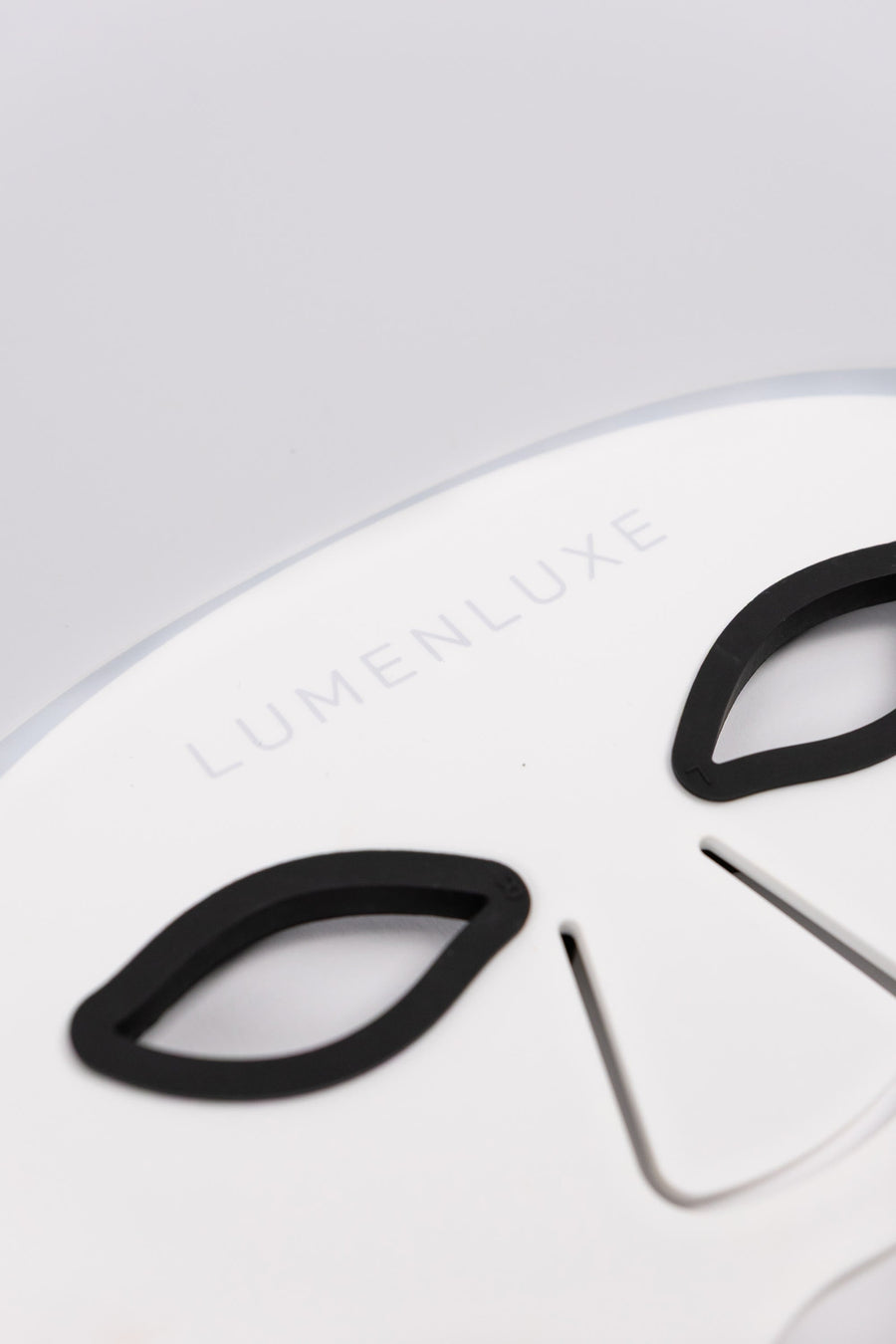 LumenLuxe LED maska a ochrana očí – detail masky so štítmi