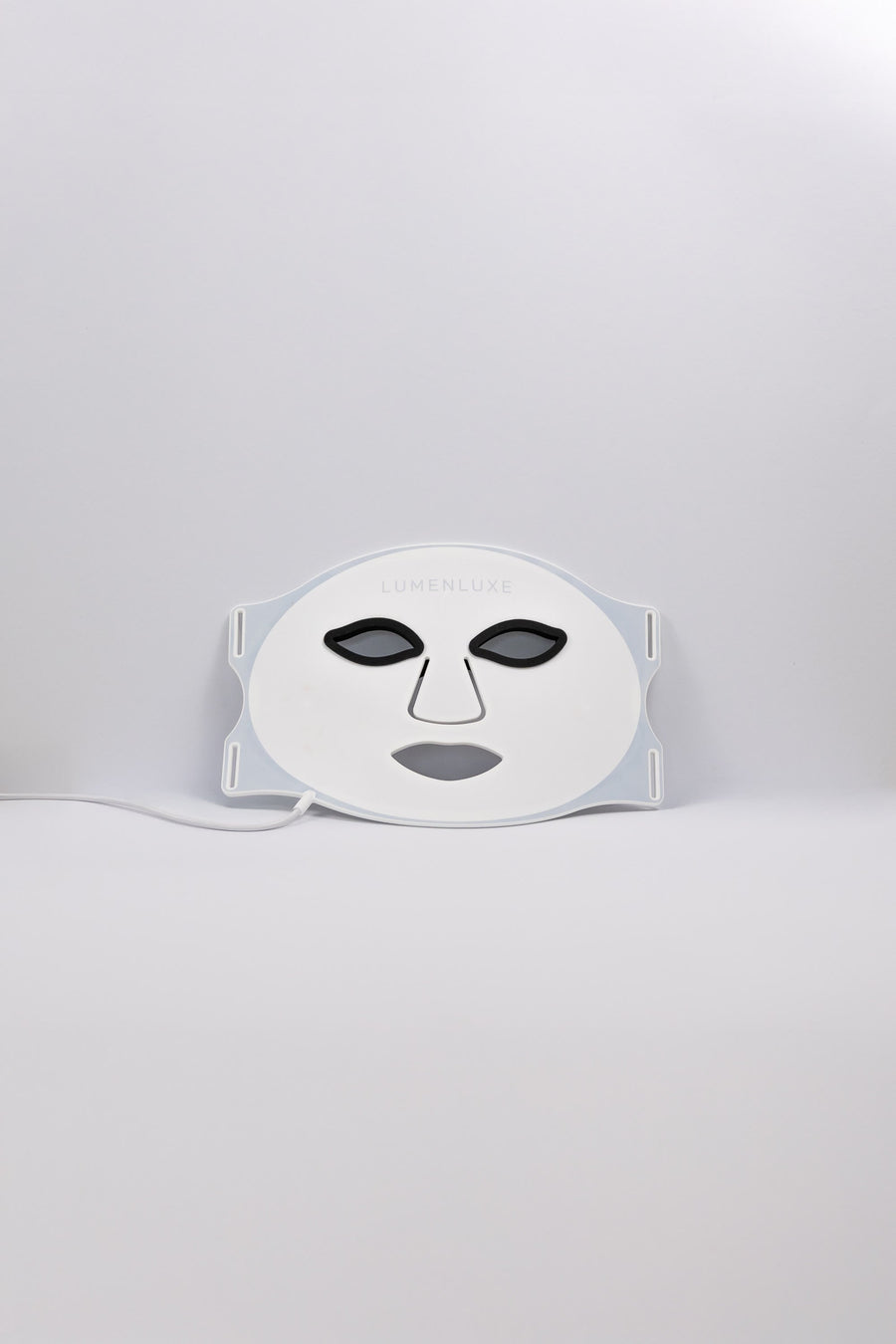 LED maska LumenLuxe spredu na bielom pozadí – produkt na domáce použitie