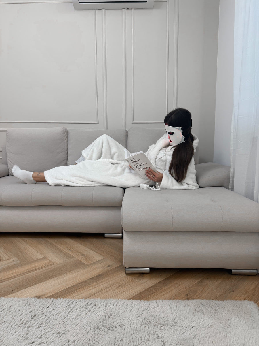 Žena na pohovke s LumenLuxe LED maskou – starostlivosť o pleť v zime