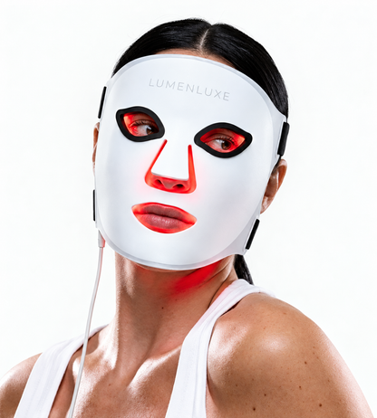 Žena počas domáceho ošetrenia LED maskou LumenLuxe s červeným svetlom 630 nm