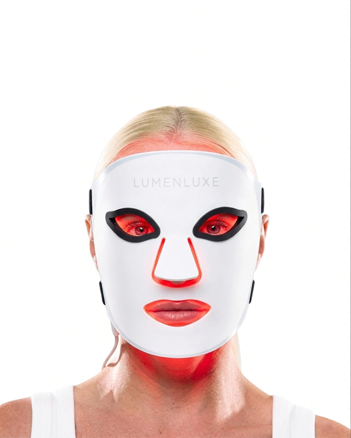 Žena používajúca LumenLuxe LED masku na tvár doma